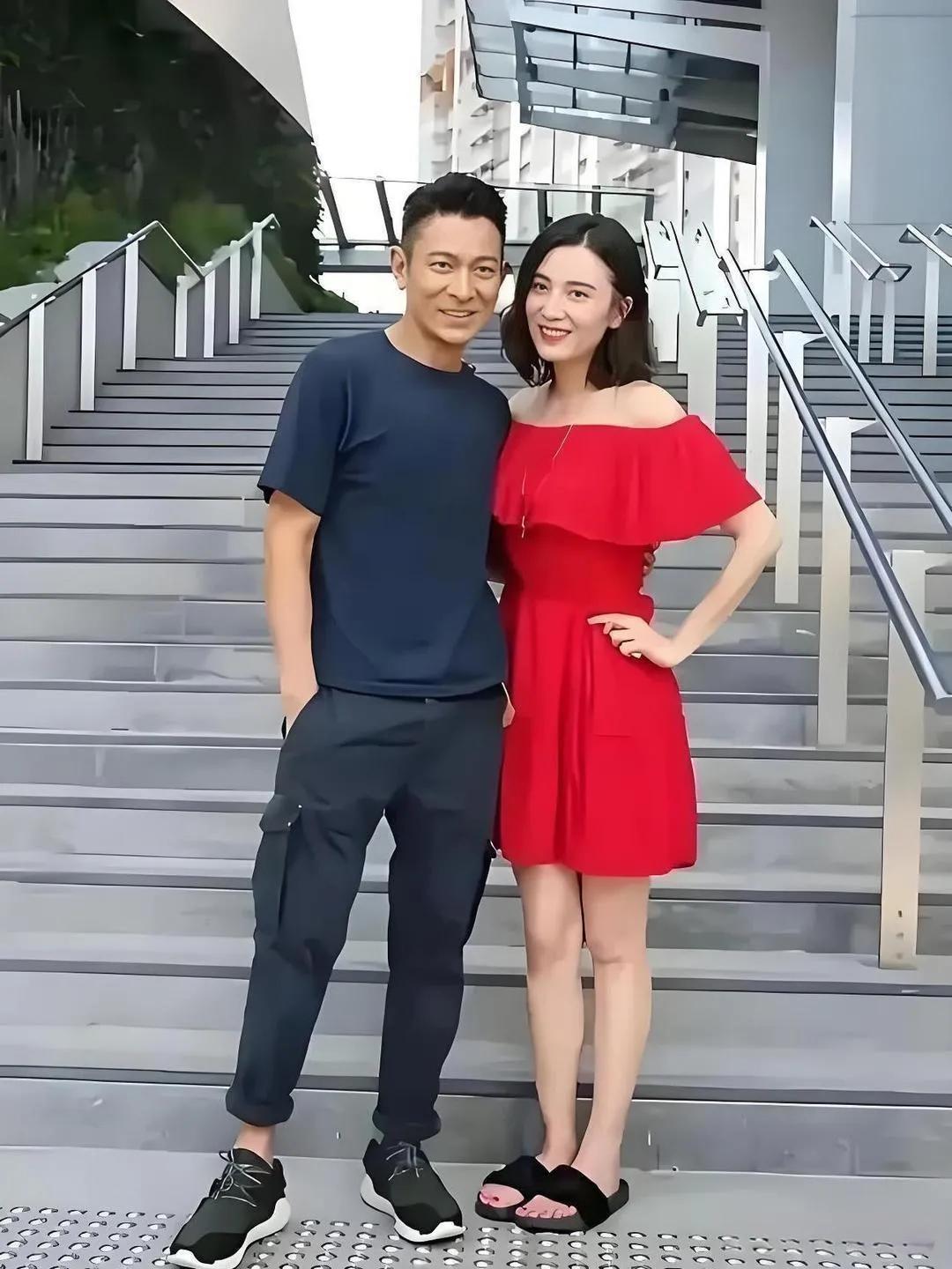 刘德华和宋佳有张同⁠‌框照，是20‎17年‏‍拍的﻿，刘德华与宋佳早年的同台同框