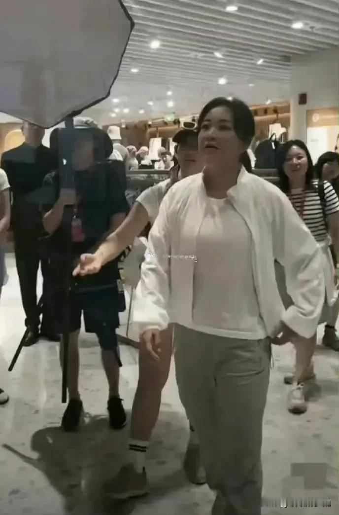 贾玲自从减肥后很少露面听说最近被拍到了她这是又发福了吗