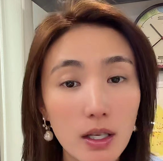 海哈金喜和李亚鹏离婚后还能当朋友的原因找到了海哈金喜在直播的时候说，自己三岁的