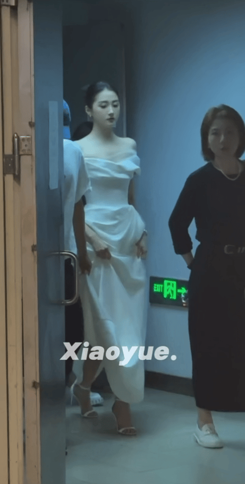 关晓彤最近活动状态美得只想夸，美貌终于回来了～小头小脸大长腿，瘦了以后穿啥裙子都