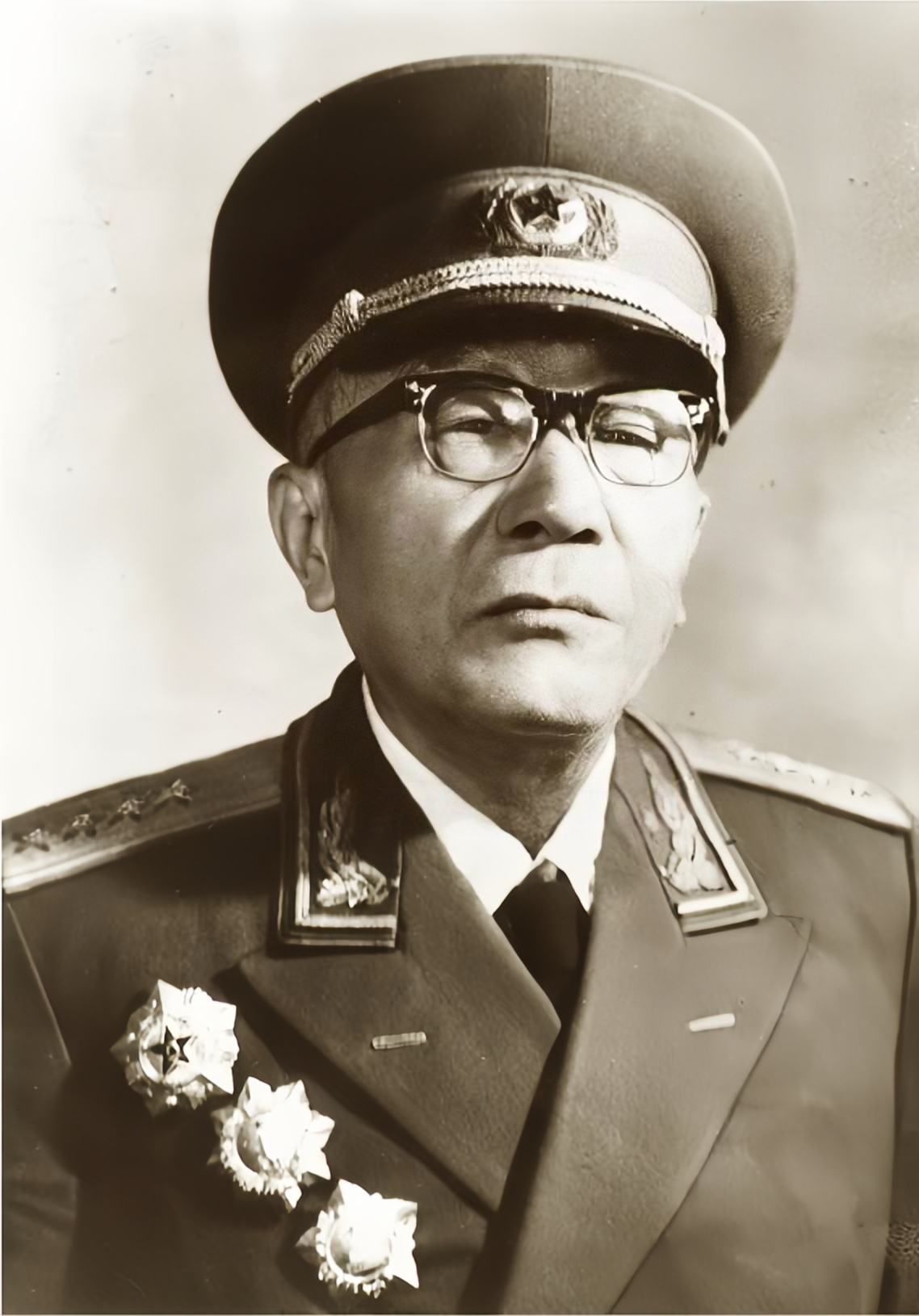 黄克诚大将在街上散步，发现一家商店大门上亮着灯，他就走进去，开口喊家里有人吗？为