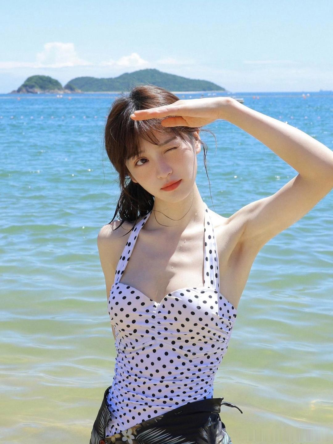 难得看到田曦薇拍海边大片，这组表现怎么样？