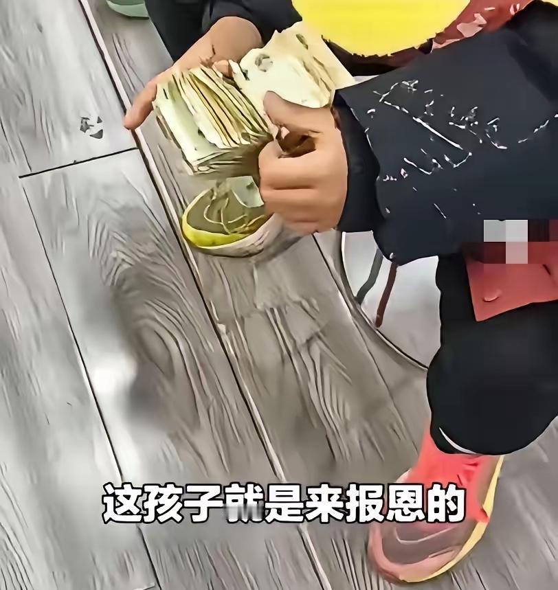 石家庄鞋店暖心一幕！11岁男孩的举动，让老板娘当场落泪石家庄，一鞋店走进一