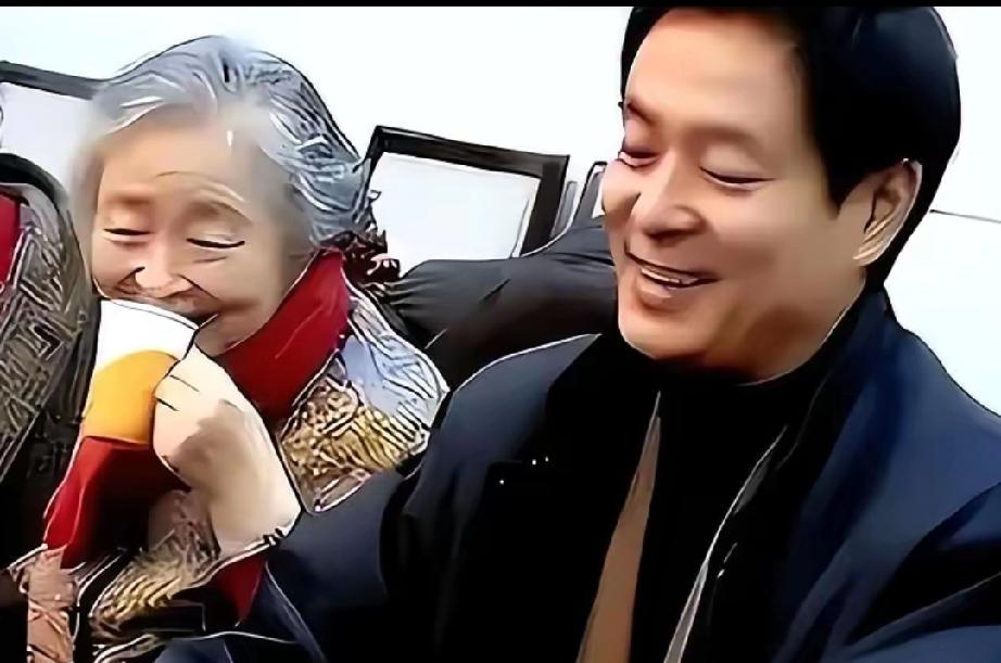 一根布绳看哭全网！72岁濮存昕，用最朴实方式守护94岁母亲72岁的