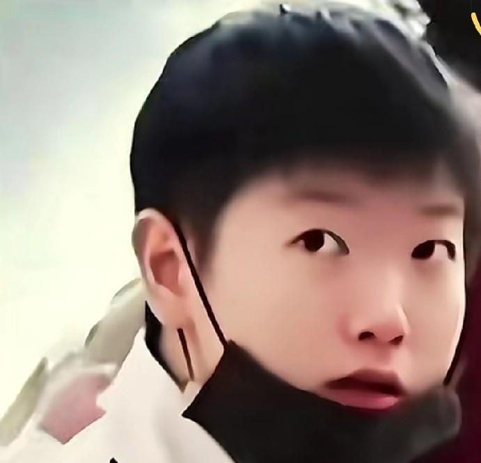 哈哈哈哈，都说莎莎迷糊，没成想能迷糊成这样！[笑着哭]迷糊场景1：马上要开赛了，