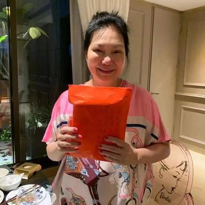 汪小菲今日大婚，s妈黄春梅也算体面了一回，给汪小菲送上了一份大礼！s妈称，她