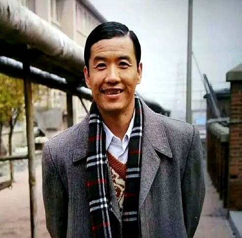 赵本山收了快70个徒弟，真正开掉的就俩——关小平和丫蛋。关小平早年演初代赵四