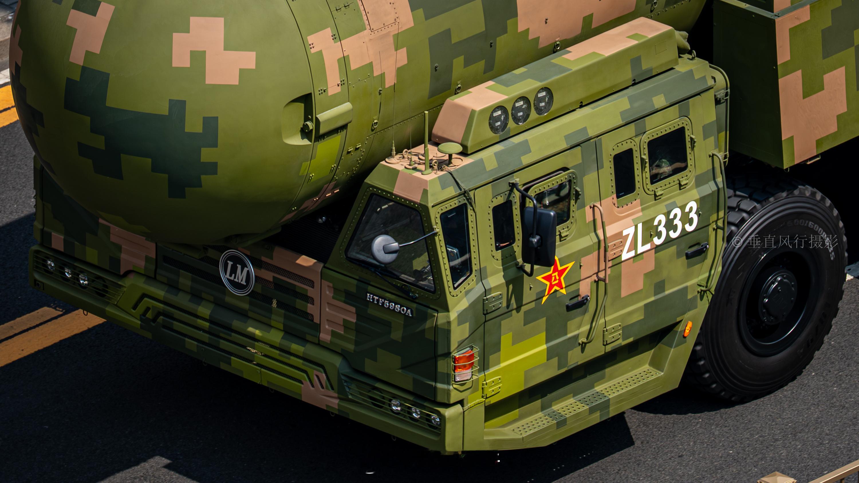 当收阅车队行进到最后，那个早已期盼不已的大家伙跃然出现在眼前的时候，甚至感觉心跳