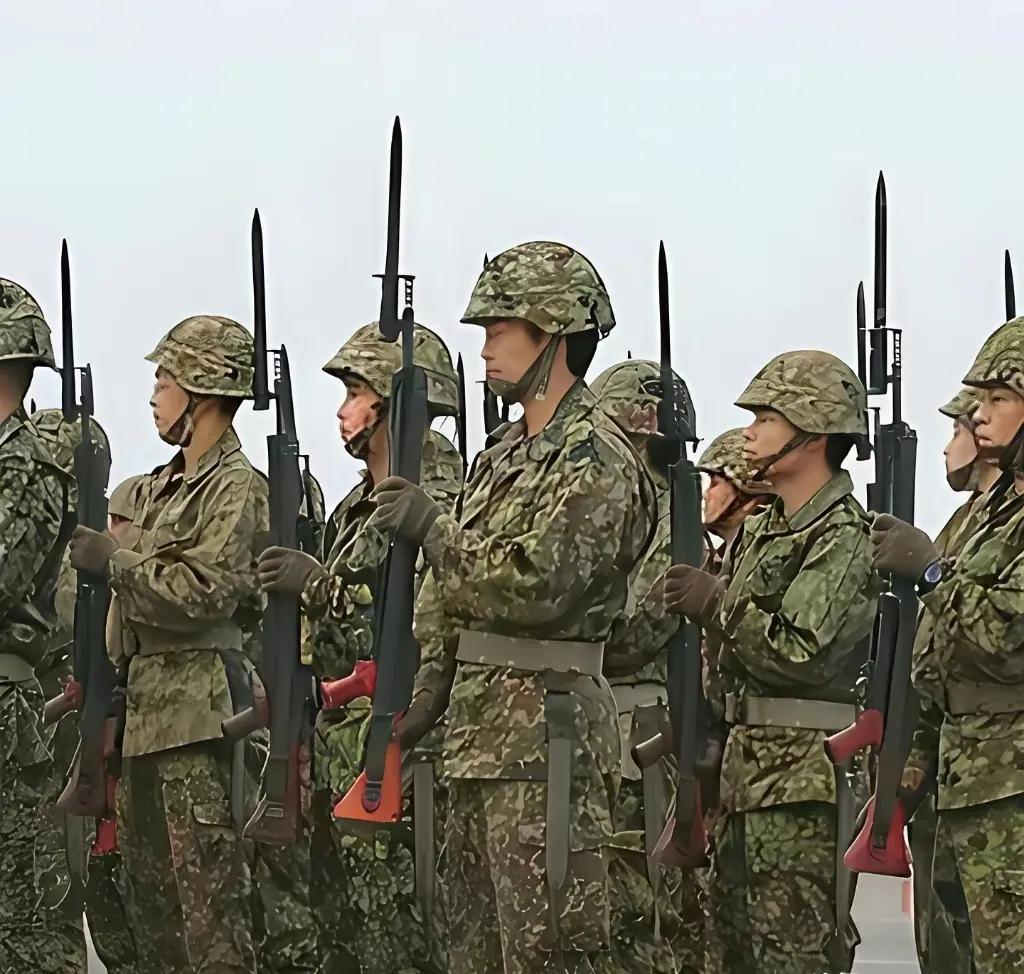 日本自卫队看着规模挺大，实则暗藏玄机。从法律层面讲，它本是战后日本不能拥有军队背