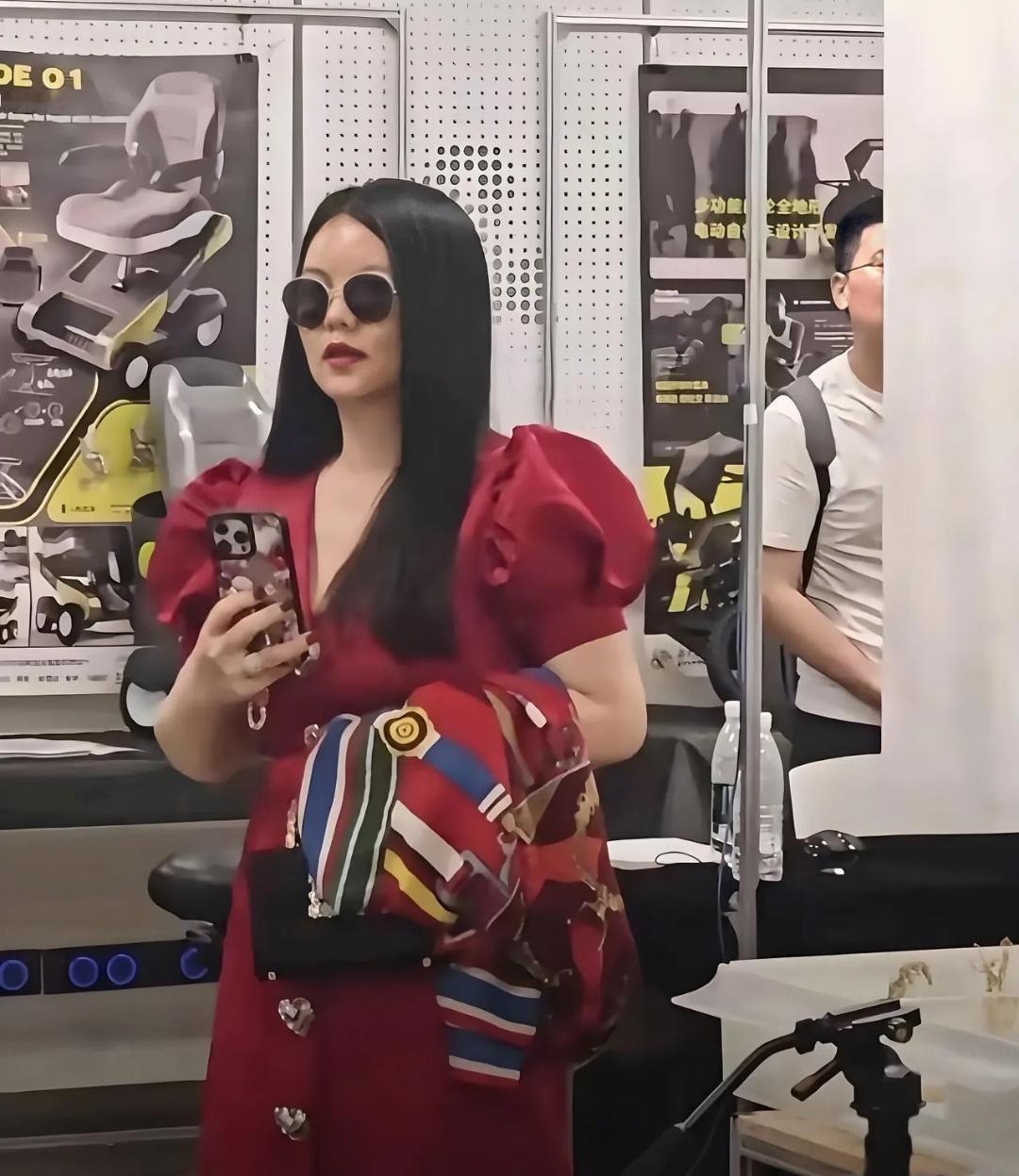 李湘这半年少说也瘦了几十斤，还是瘦些更显年轻，记忆中的她是那么灵动。翻看李