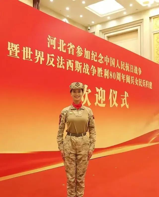七绝·赞民兵女子方队教练李思颖文/方立新民兵教练李思颖，飒爽英姿展国威。