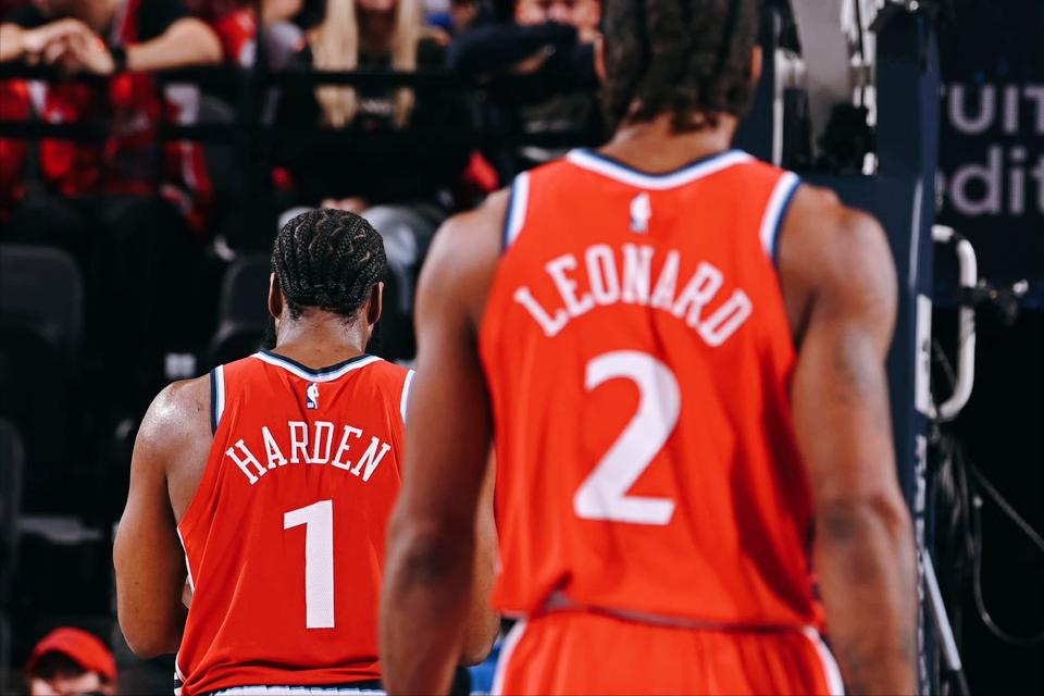 全世界都知道，哈登更换东家！但他仍然出现在快船训练馆，依旧穿着老东家的1号球衣。