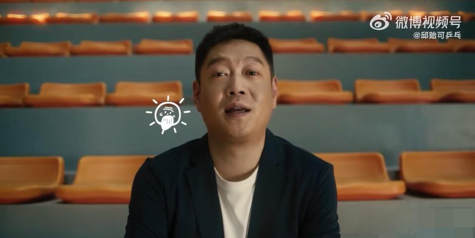 6月25日，邱贻可指导穿搭时尚，录了一段视频！人生的发球权永远在你手里！高
