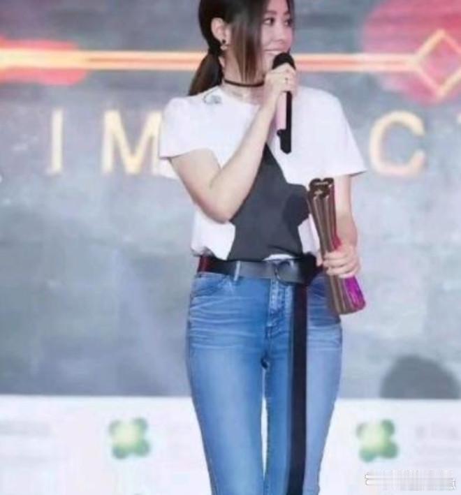 张靓颖双腿并拢没有缝隙，线条紧致匀称，这样好看的腿型实在让人羡慕。