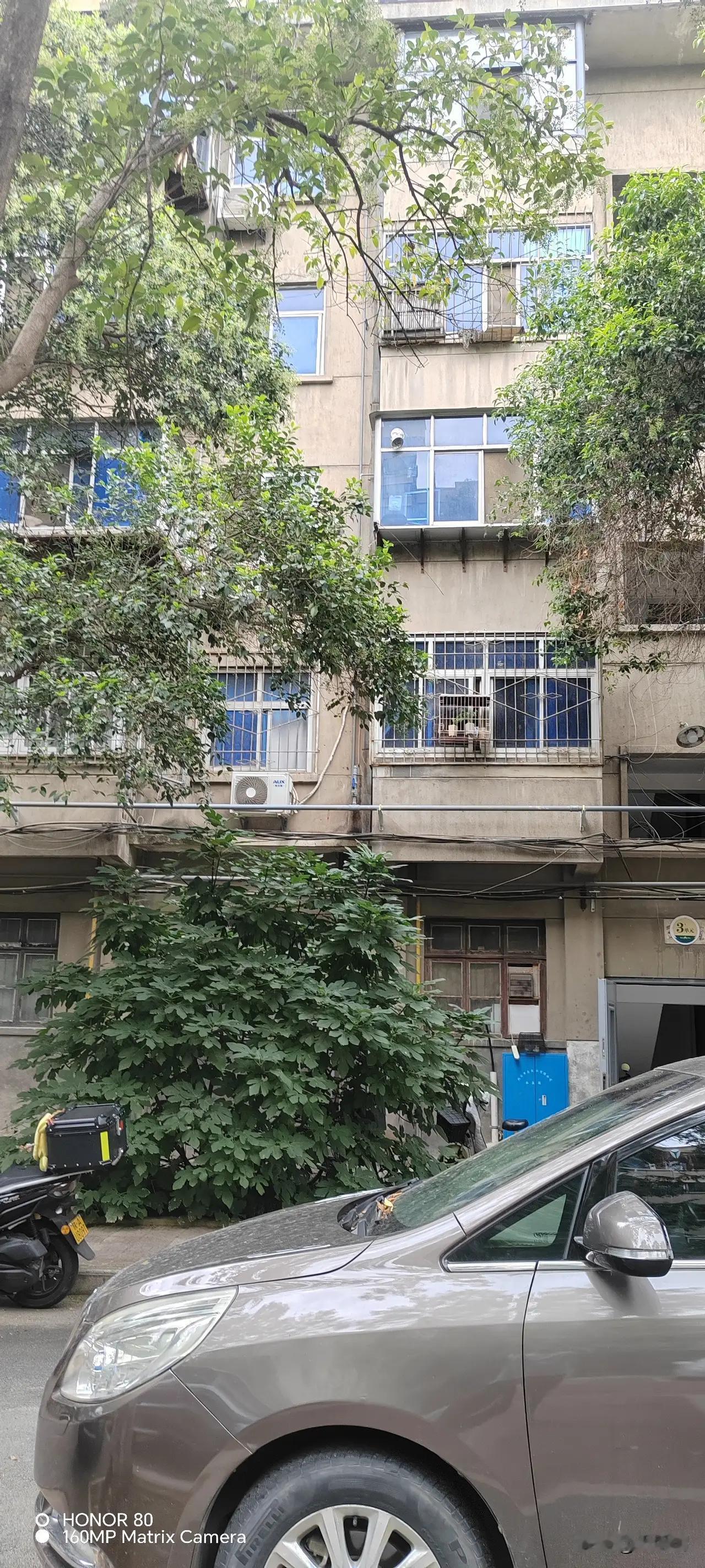 楼上掉墙皮砸坏楼下空调，谁掏钱？别吵了，法律早就给出“标准答案”，只是90%的邻