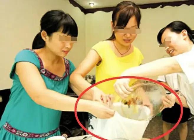 我的一位女同事，每次参加聚餐结束的时候，都要打包带回家，说是吃了不疼丢了疼。有时
