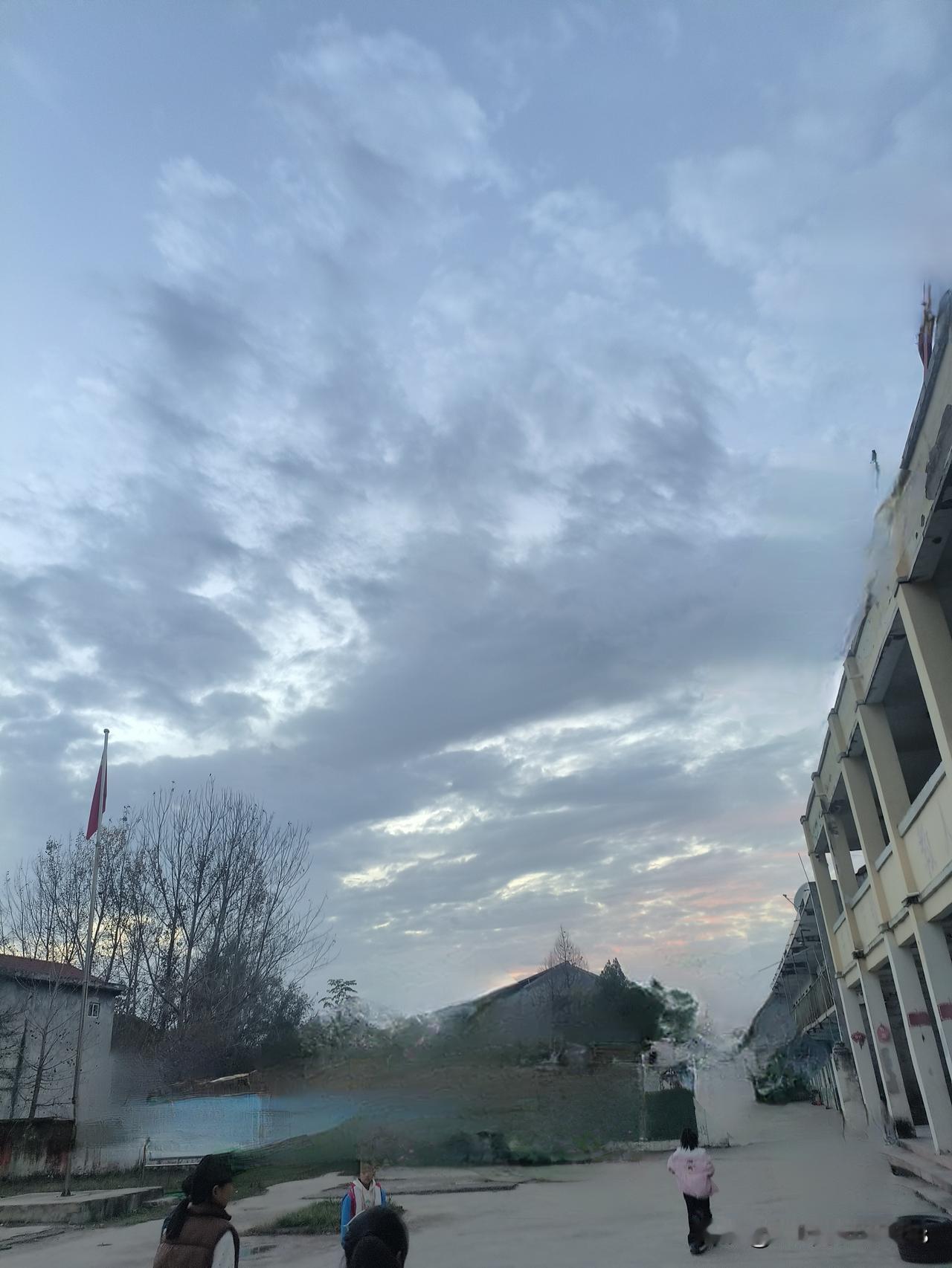 给老师减负，其实就一句话：让教书的，好好教书近日，教育部新出的减负八条，密密