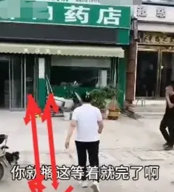 这也太霸道了。外地跑长途大货车夫妇，把车停在不妨碍交通的马路边，然后俩人想下车去