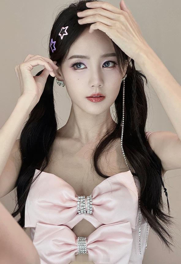 李一桐甜美私服穿搭