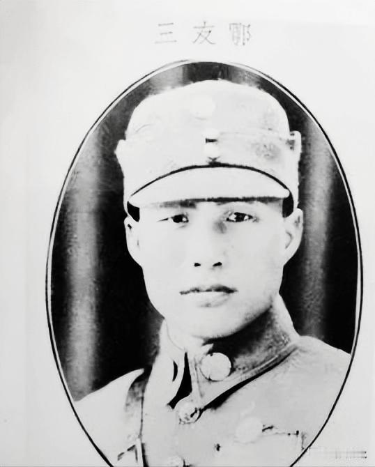鄂友三是傅作义手下的骑兵师师长，他追随傅作义投诚起义，我军依然让他当骑兵师师长，