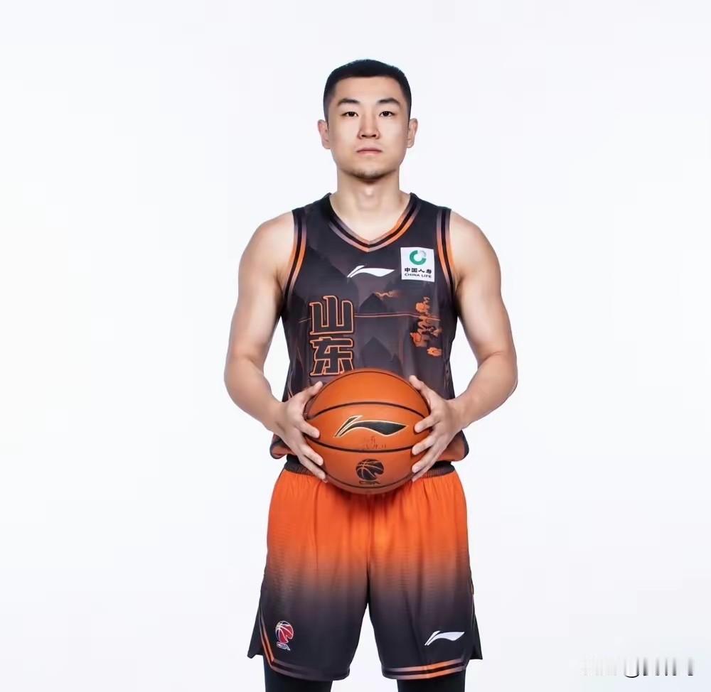 山东男篮主场再战北控，必须解决好两件事。第一，外援状态，尤其是鲍威尔和珀塞尔，第