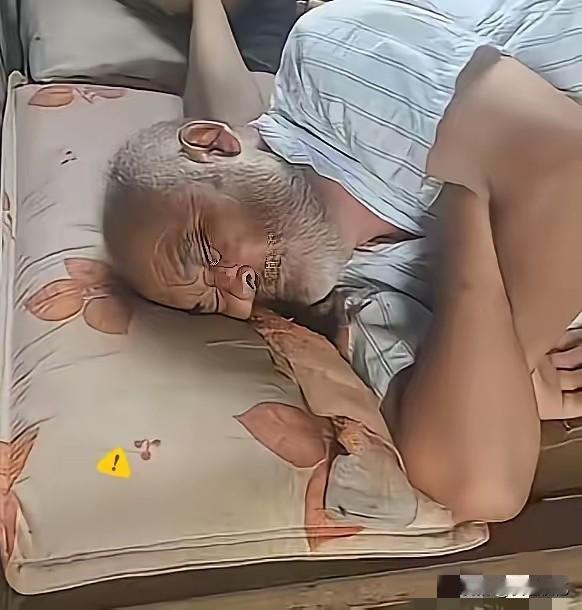 泪目！陕西一102岁爷爷半夜跑孙媳妇房间，发现门被上锁，于是他在门外大喊，叫醒孙