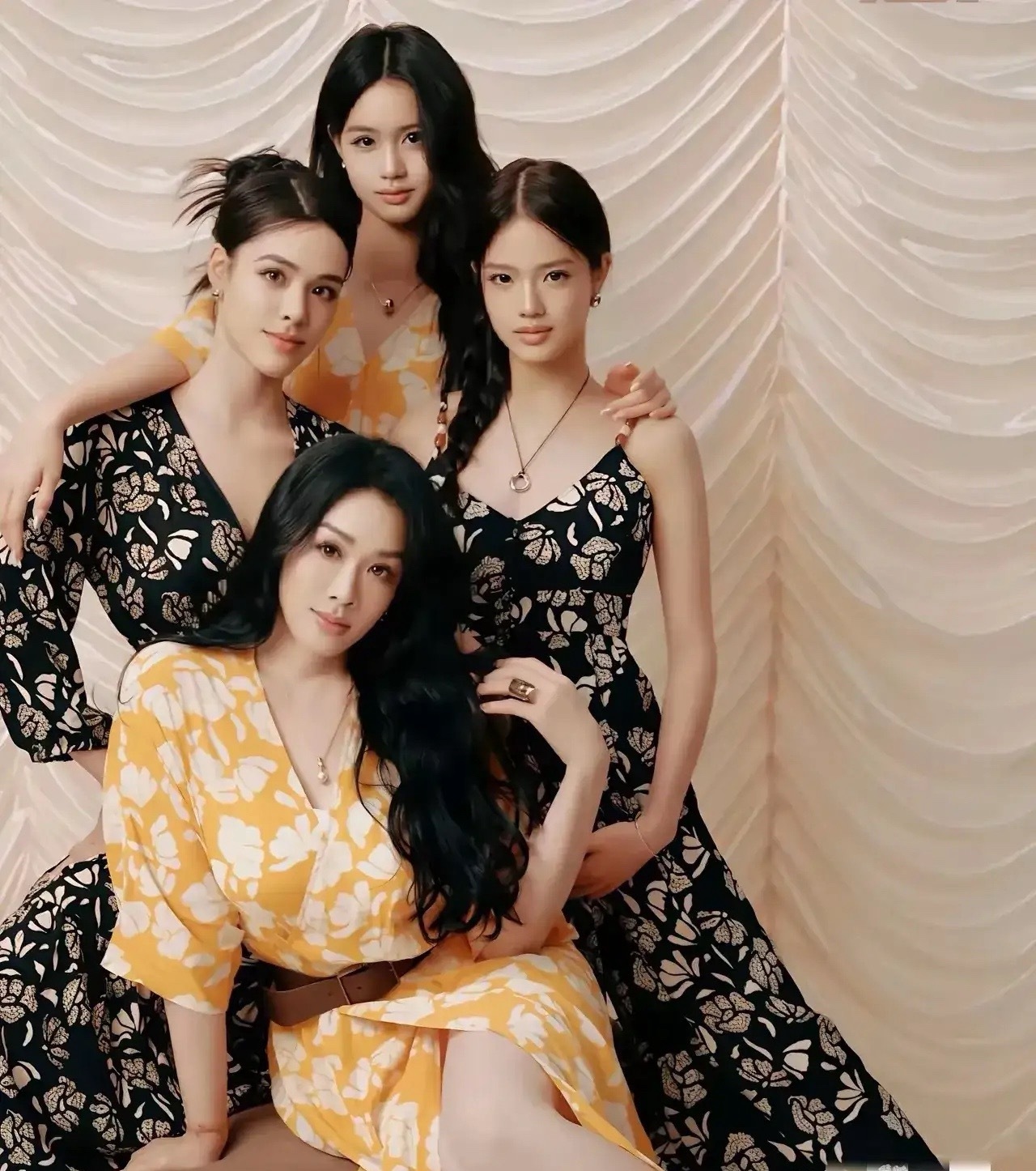 钟丽缇和漂亮的三个女儿，美女聚集，基因强大。三个女儿三个父亲，钟丽缇待在演艺圈，