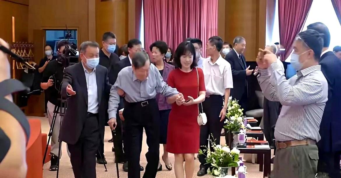 103岁杨振宁真是太让人佩服了！在一起21年，翁帆熬成了奶奶的样子。看他