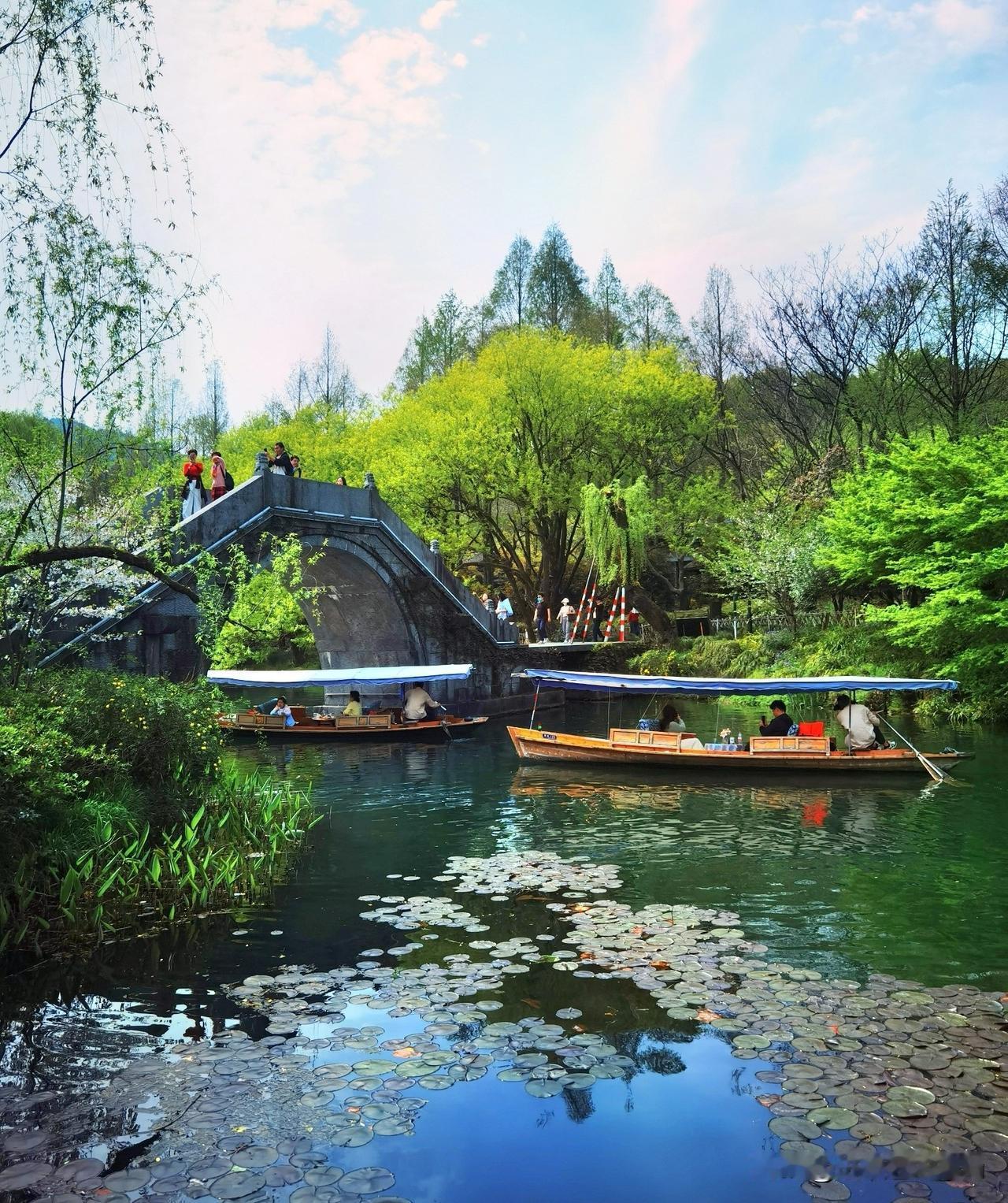 杭州西湖“三台云水〞景区，小众景点大能量，这里山美、水美、亭台楼阁桥，样样精致，