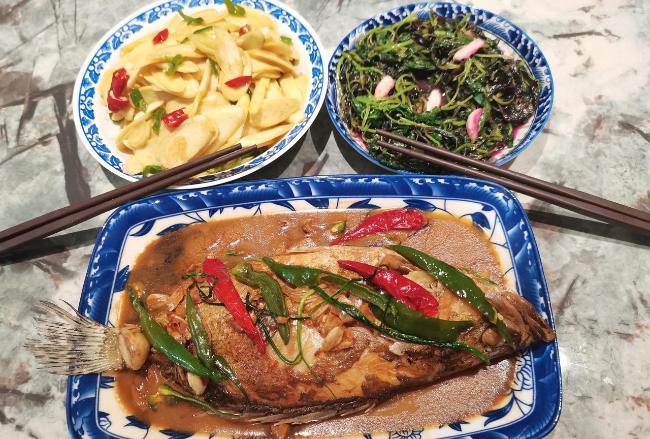 中午烧了三个菜，一盘臭鳜鱼，一盘红苋菜，一盘茭白，一荤两素，两个大人两个孩子吃，