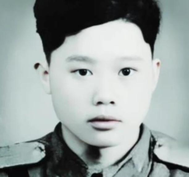 1951年1月28日，湖北枝江小伙潘天炎蹲在鼎盖山阵地后方的草丛里，肚子疼得直冒