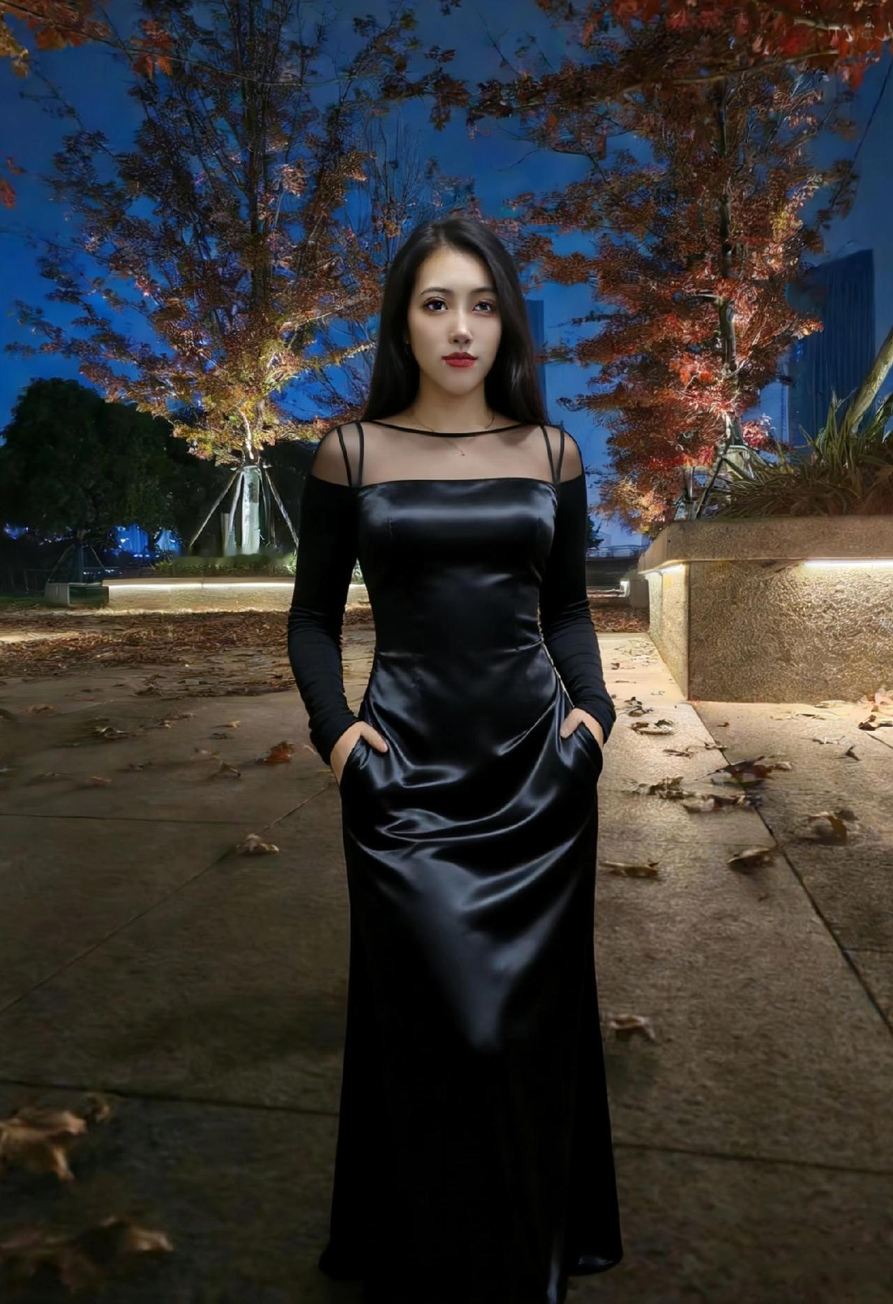 长靴踏碎满阶霜，黑裙风裁作舞裳。独立郊原凝望久，晚霞烧得鬓边香。