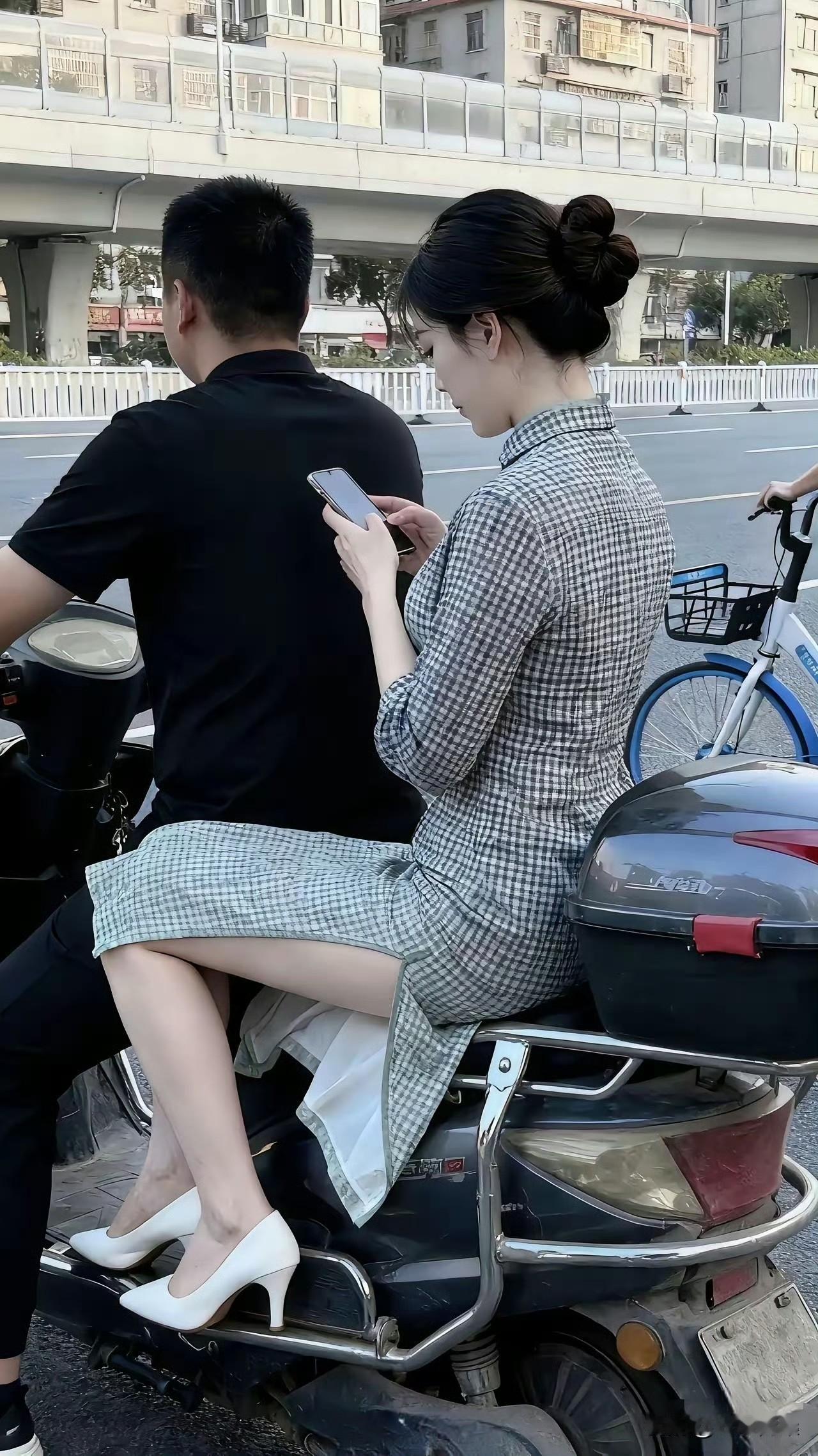 宁愿坐在电动车上笑，不愿坐在宝马车上哭。