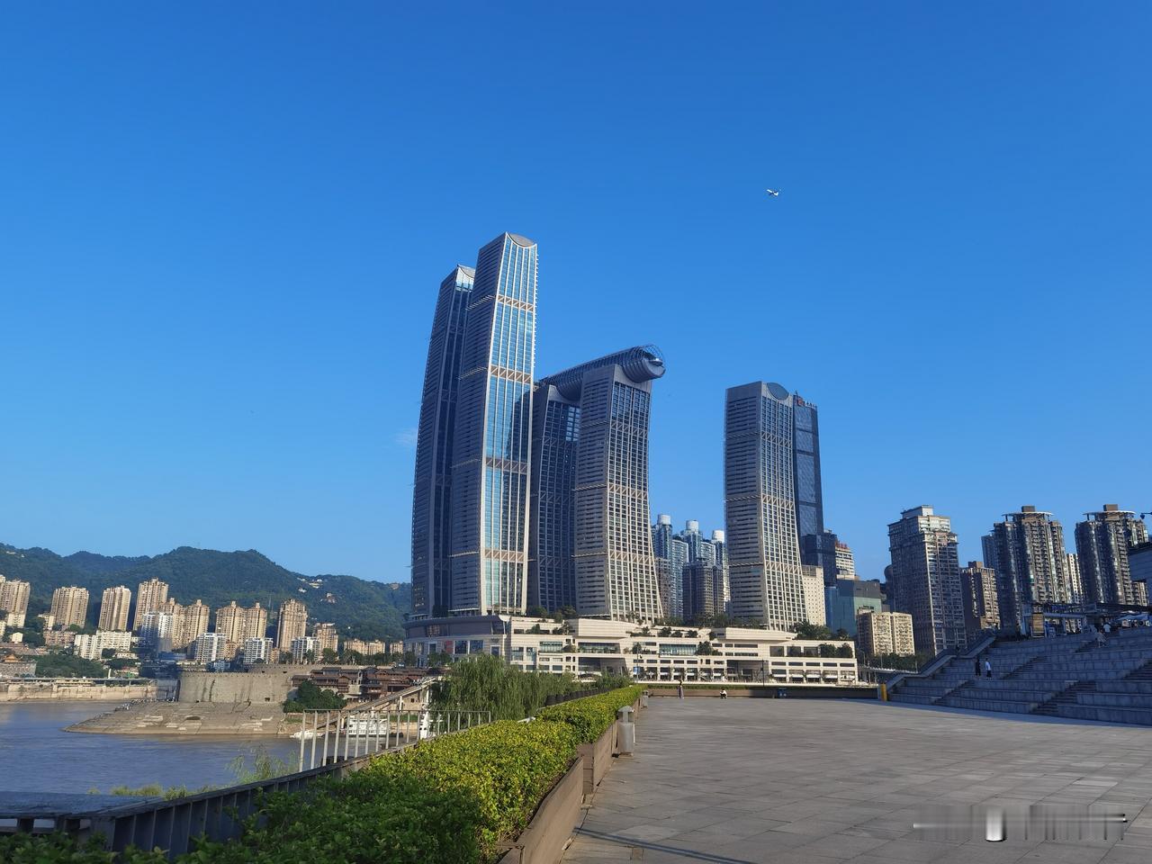 洋人街搬到广阳岛上去，如何？洋人街是重庆本土的游乐品牌，是很多人儿时的记忆，特