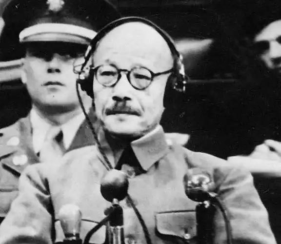 日本战败后，盟方最高统帅麦克阿瑟下达了对日军主要战犯的抓捕命令，其中包括东条英机