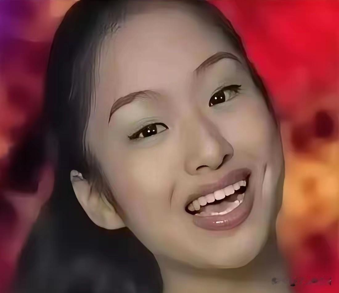 杨采钰最近因为一组对比照引发热议。旧照里，她五官普通，小眼睛塌鼻梁，牙齿还有点不