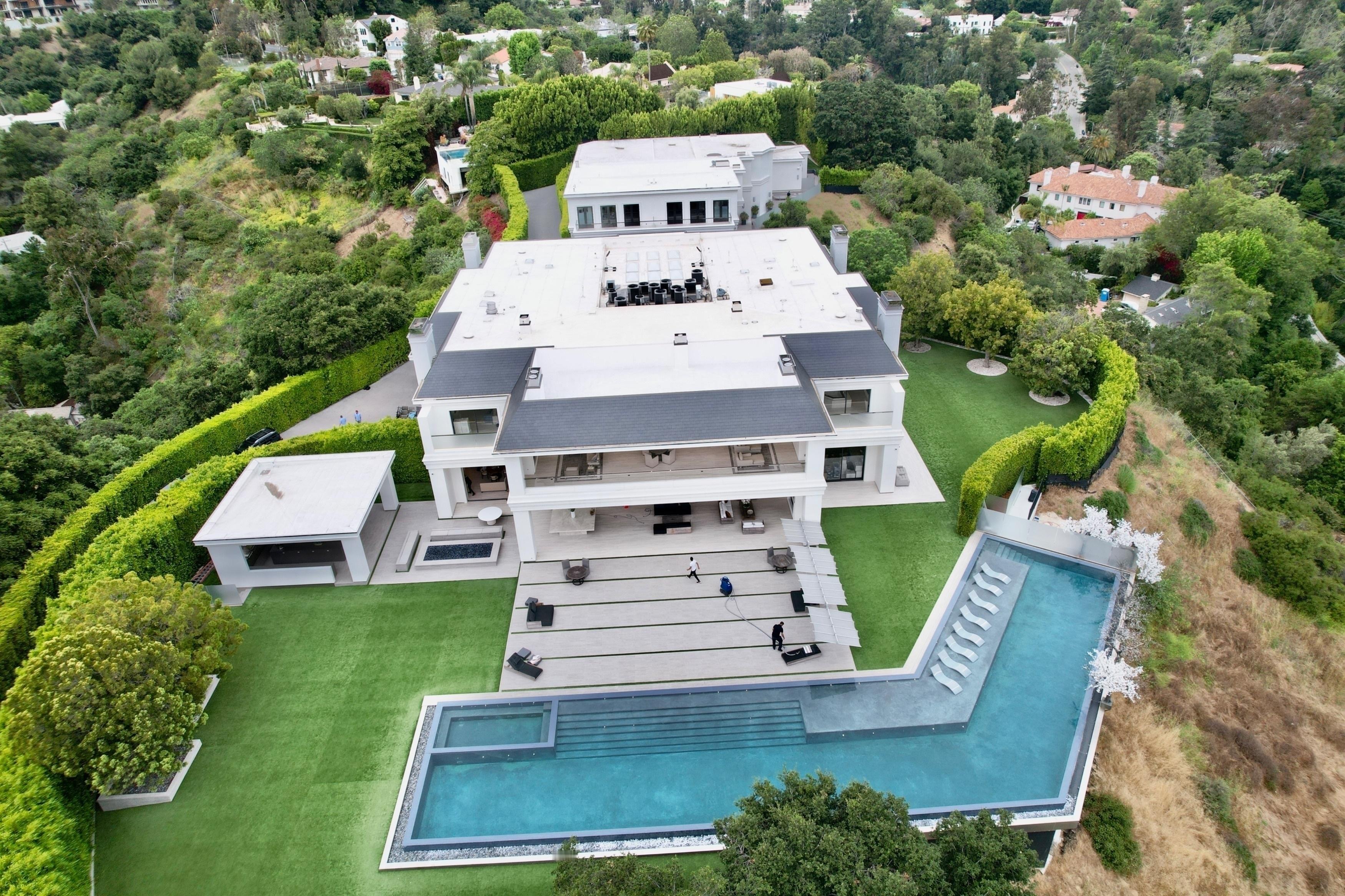 大本将6000万婚房份额免费赠予前妻JLo！！据TMZ报道，本·阿弗莱克（B