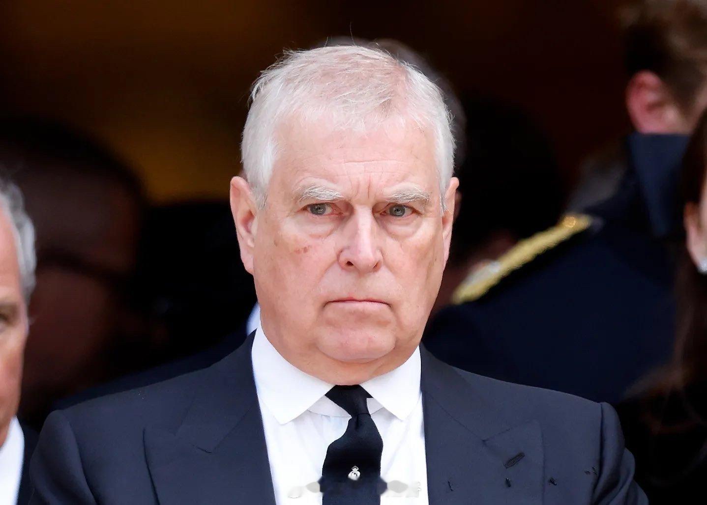 前英国王子安德鲁被捕英国警方于今日在诺福克郡桑德灵厄姆庄园的伍德农场逮捕了前王子