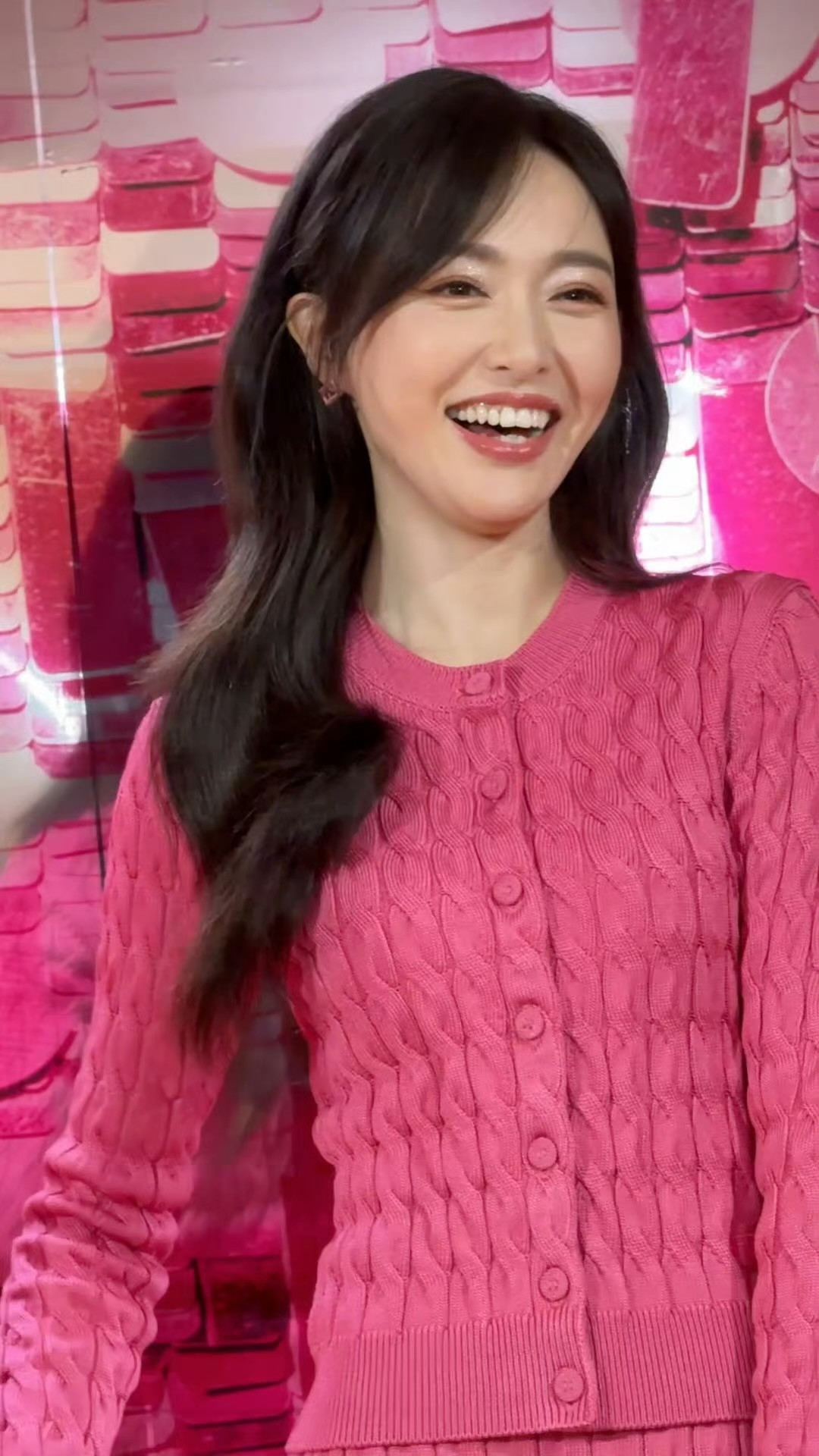 看起来只有24岁吧唐嫣扛住了死亡芭比粉生图无滤镜下肌肤莹白、状态灵动，被赞“