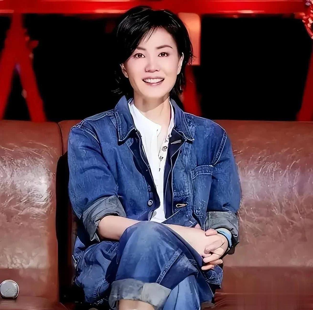 1997年，王菲以6000万的高价签约百代唱片公司。拿到钱的第一时间，她就赶回北