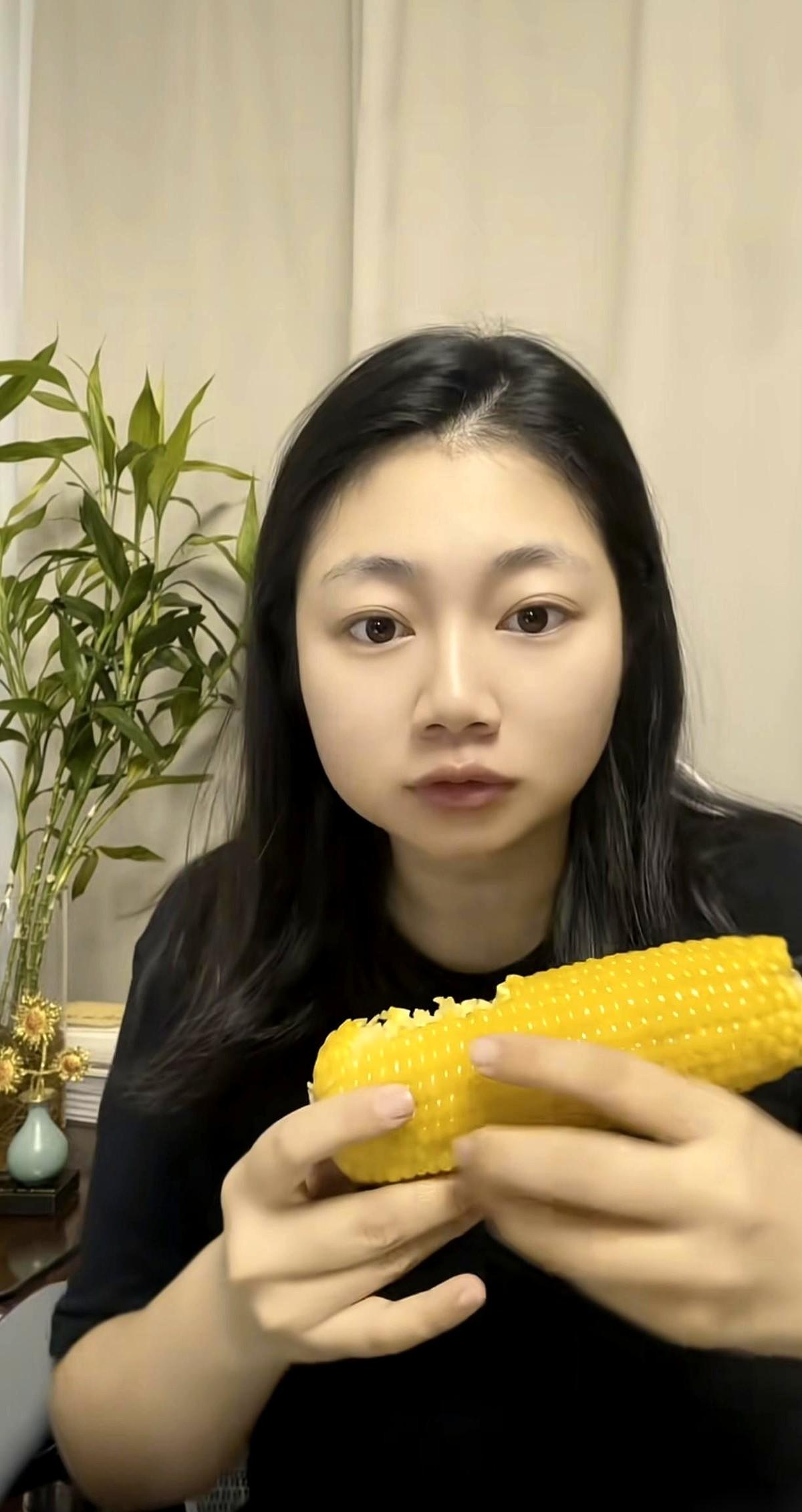 半年前，当同事跳槽引发漫天风波时，小郭老师坐在直播间的镜头前，顶着滚动的弹幕放话