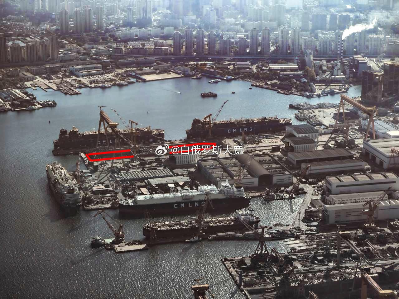 004型CVN-19在大连造船厂建造工作正在推进。两个反应堆盖、巨大的船体和保护