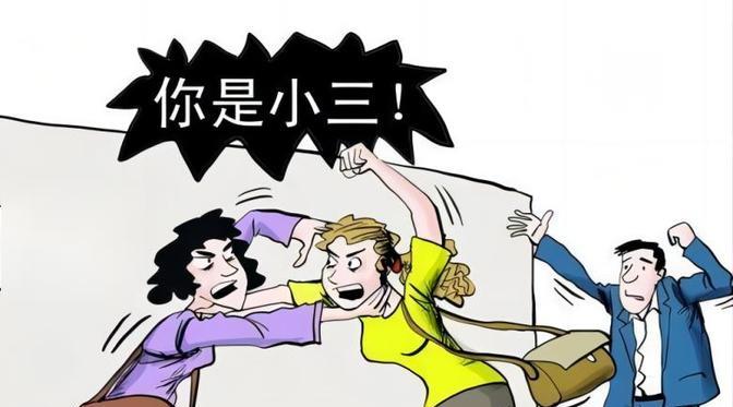 湖南株洲，一女子发现男友出轨后，便和情敌在网上开骂。谁知情敌竟突然出现在女子的住