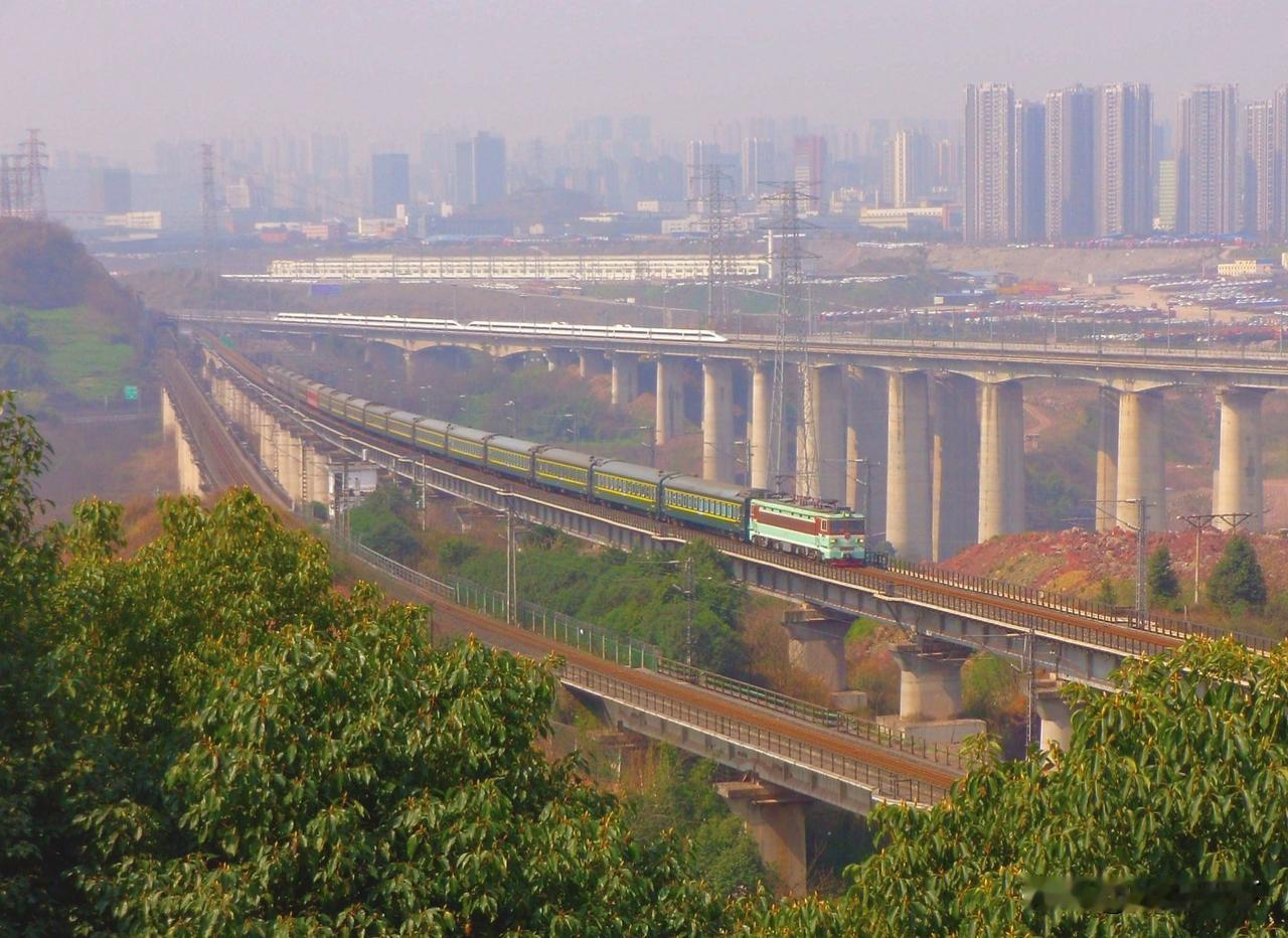 这张十年前在寸滩拍摄的图片，近处是渝怀线上的普速客车，远处是沪蓉线上的动车组列车