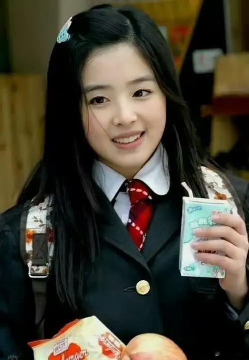 张含韵不愧是我的时尚启蒙时代终于认可她的时尚感！超女时期的穿搭时髦又鲜活，多年