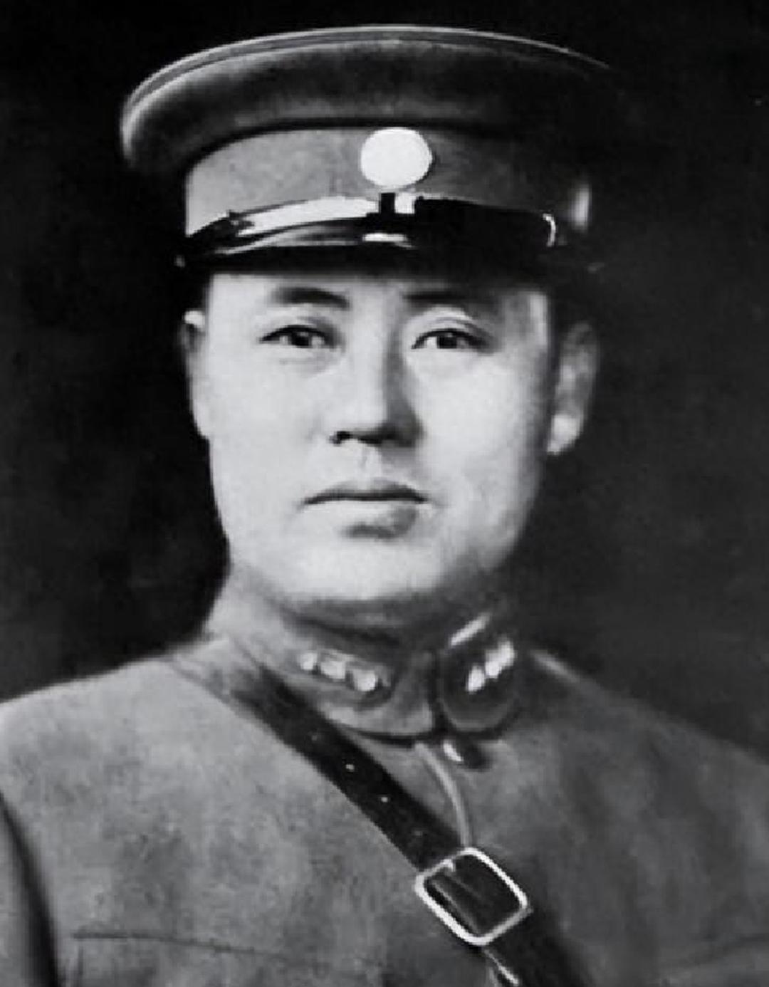 1950年36军军长刘万春接到通知到北京参加会议，可是刚下车，就看到几名全副武装