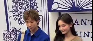 王曼昱与李一桐跨界同框，展现多元魅力近日，国乒名将王曼昱与演员李一桐跨界同框，