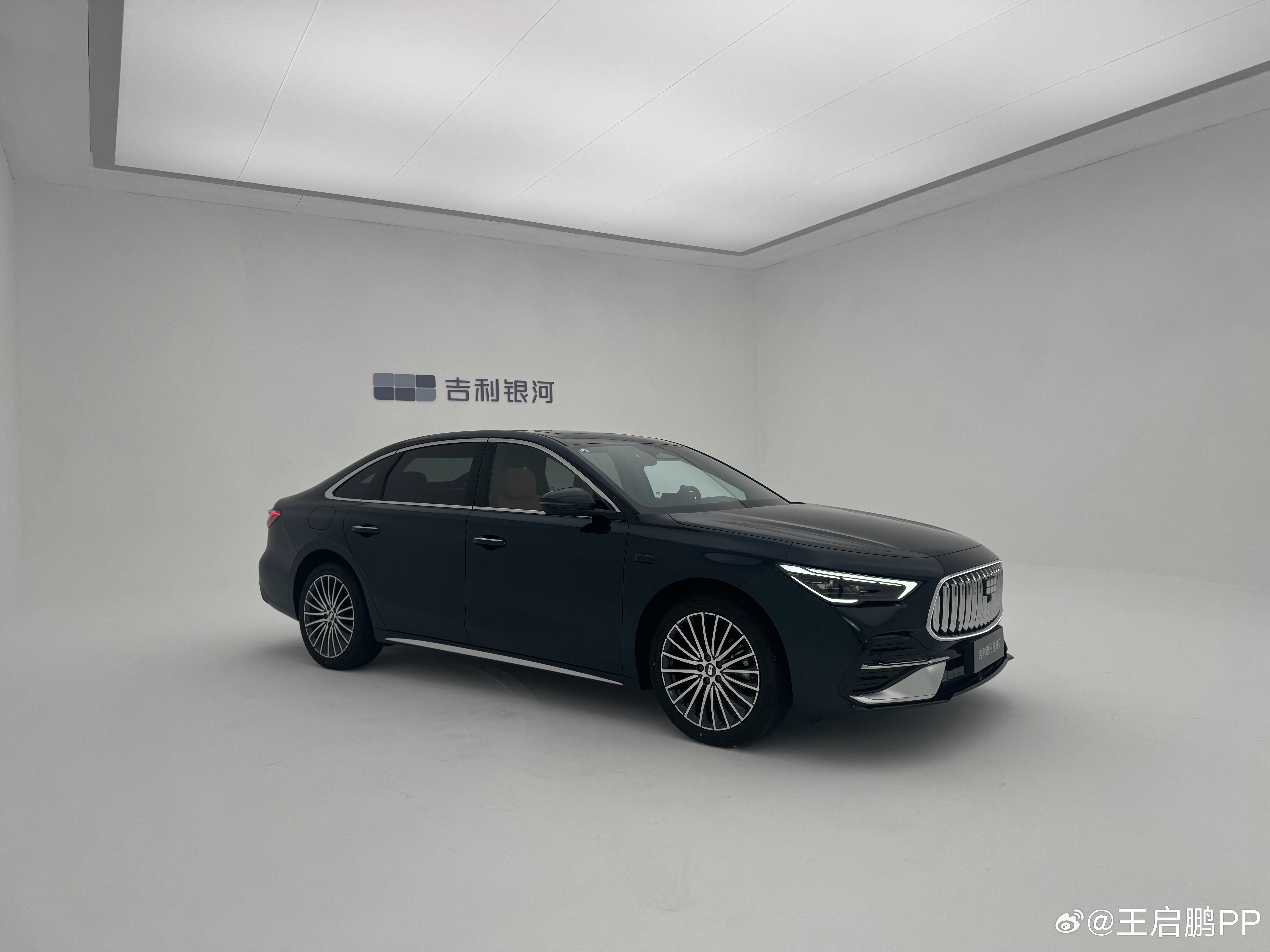 前两天匆忙看了一下星耀7，设计挺好看的，尤其尾灯，把车身宽度塑造出来了。内饰现在