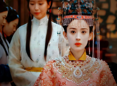 荣善宝两次披上嫁衣，两次被命运打回原点。​​第一次，新郎陆江来转身去救人，喜堂