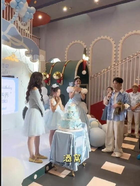 小酒窝生日亲爸缺席，真相超暖心！5月25日，小酒窝在游乐场办了热闹生日会，